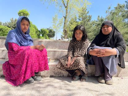 Yasina y sus hermanas venden té como único sustento. Con 12 años, y pese a la reciente ley decretada por los talibanes que obliga a las mujeres a taparse la cara, lleva el rostro al descubierto.  