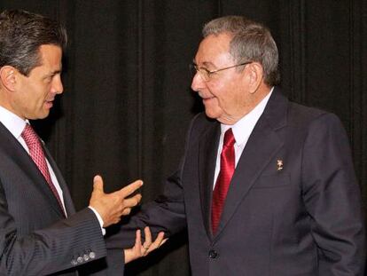 Peña Nieto e Raúl Castro, em janeiro de 2013 no Chile.