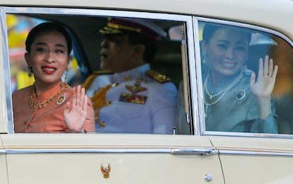 El rey Maha Vajiralongkorn, la reina Suthida de Tailandia y la princesa Bajrakitiyabha (a la izquierda), a su llegada al Gran Palacio de Bangkok el 1 de noviembre de 2020.