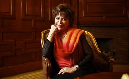 La escritora Isabel Allende tuvo que salir de Chile después del golpe de estado de Augusto Pinochet contra su tío, Salvador Allende, en 1973. "Fui exiliada política y después inmigrante. Eso te hace fuerte", ha dicho en alguna ocasión. En la imagen, durante una visita a Madrid el año pasado.