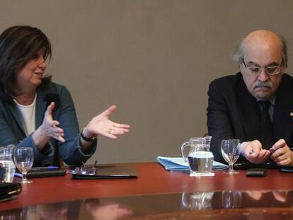 La consejera de Educación, Irene Rigau junto al consejero de Economía, Andreu Mas-Colell en una reunión del Gobierno.