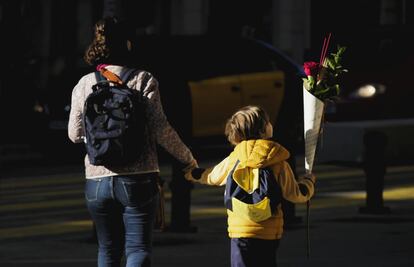 Un nen amb una rosa vermella durant la celebració del dia de Sant Jordi a Barcelona. El Gremi de Floristes de Catalunya vol que aquest Sant Jordi es venguin entre 3,5 i 4 milions de roses, mentre que Mercabarna preveu unes vendes de 4,2 milions, la qual cosa suposa un 40% menys que les comercialitzades el 2019, quan es va arribar als set milions d'unitats.