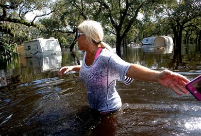 Esta fotografía pertenece a Arcadia, ciudad de Florida tras el huracán Irma el pasado 12 de septiembre. La semana pasada, México tembló por segunda vez en este mes. El último terremoto, el día 19, se ha cobrado, por el momento, la vida de más de 320 personas. Sin embargo, en ambos lugares la tecnología ha jugado un papel esencial. Muy diferente al Katrina, en donde, cuenta Yolanda Monge, periodista de EL PAÍS que cubrió este desastre, "tenía que ir a un internet café, también lavandería, para poder enviar la crónica" porque era de los pocos sitios con conexión. Las instituciones han informado de lo sucedido a través de redes sociales, así como los propios afectados. Además, se han creado aplicaciones exclusivas que ayudan en estos sucesos.