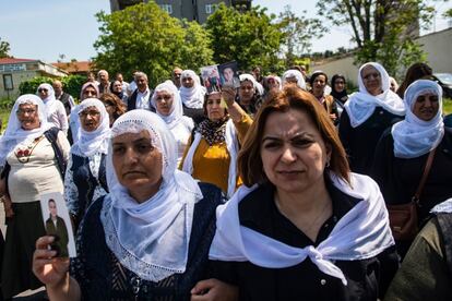 Un grupo de mujeres canta consignas durante una manifestación en solidaridad con los prisioneros en huelga de hambre frente a la prisión de Bakerkoy en Estambul (Turquía), el 3 de mayo de 2019. Miles de prisioneros están en huelga de hambre en un intento por mejorar las condiciones de detención de Abdullah Ocalan, cofundador del Partido de los Trabajadores del Kurdistán (PKK). Ocalan ha estado cumpliendo una cadena perpetua por traición en una prisión de una isla cerca de Estambul desde su captura en 1999, sin tener acceso a sus abogados desde 2011.