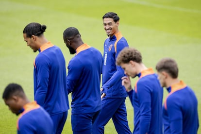 Tijjani Reijnders (centro) junto a sus compañeros durante un entrenamiento con la selección holandesa este lunes.