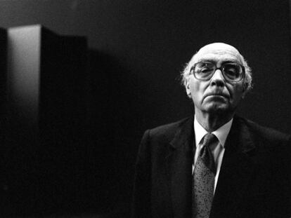 El escritor José Saramago , en febrero de 1998 en Barcelona.