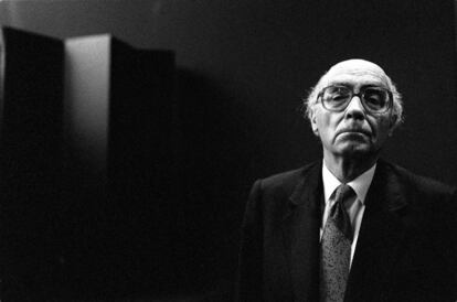 El escritor José Saramago , en febrero de 1998 en Barcelona.