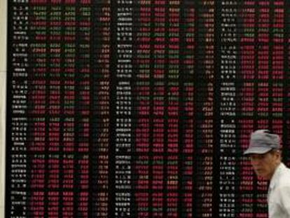 Un inversor observa el índice Kospi en Seúl (Corea del Sur). EFE/Archivo