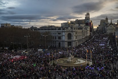 Vista de la manifesación de Madrid a su paso por Cibeles.