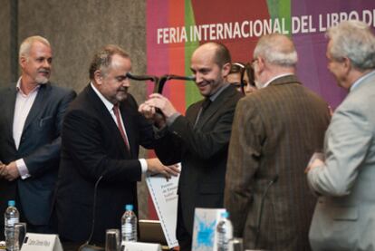 Ignacio Polanco entrega el premio a Granés ante Fernando Savater, segundo por la derecha.