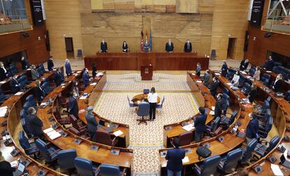 Minuto de silencio durante el pleno de la Asamblea de Madrid, este miércoles, durante el pleno monográfico sobre el coronavirus.