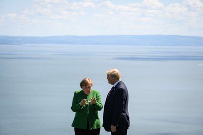 Angela Merkel conversa con Donald Trump antes de la foto de familia, el 8 de junio de 2018.