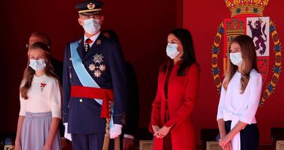 Los Reyes presiden junto a sus hijas la celebración del 12-O.