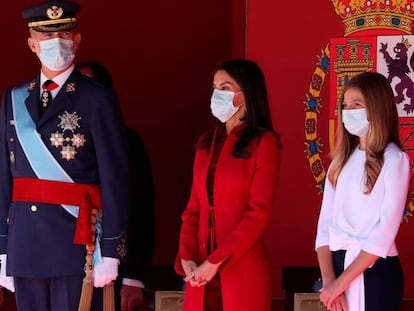 Los Reyes presiden junto a sus hijas la celebración del 12-O.