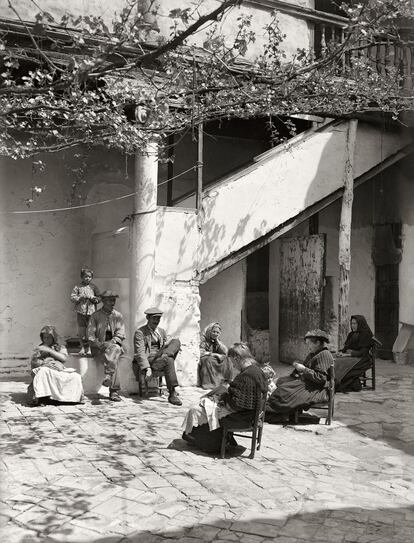 La fotografía, un patio toledano de principios de siglo, muestra no sólo un instante en la vida de aquellas personas. "La interrelación de la gente en aquella época tenía tres escenarios, privados, semipúblicos y públicos", explica la comisaria, "el patio es ese lugar intermedio". Hombres descansando, mujeres cosiendo, madres amamantando. Pero hay un elemento que no encaja con la actividad tradicional del momento, según Pía, "hay una mujer que no tiene nada entre las manos y con la mirada perdida. Es posible que fuera alguien que no producía, quizás con algún problema".</p><p> La mayoría de las imágenes han salido del fondo documental del Instituto del Patrimonio Cultural de España y su muestra al público se ha hecho coincidir con el 11º aniversario de la firma de la Convención para la Salvaguarda del Patrimonio Cultural Inmaterial, que supuso el reconocimiento de la UNESCO. La comisaria María Pía explica que la idea surgió en una de las comisiones de seguimiento del plan para proteger el patrimonio: "Pensamos, ¿por qué no dar más visibilidad a los fondos de la fototeca? Con todo el material que teníamos podíamos articular un hilo conductor que contara la vida tradicional de aquella época. Y así lo hicimos".</p><p> <i>La exposición es un proyecto del Instituto del Patrimonio Cultural de España, la Subdirección General de Promoción de las Bellas Artes, la Subdirección General de Museos Estatales y el Museo Nacional de Antropología y se integra en el marco del Plan Nacional para la Salvaguarda del Patrimonio Cultural Inmaterial.</i></p>