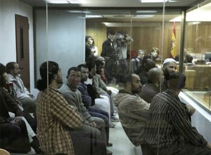 Los procesados en la Operación Nova, en la sala de vistas de la Audiencia Nacional. Achraf, de espalda, es el primero por la derecha.