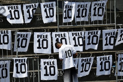 Un aficionado en las inmediaciones del estadio del Santos, donde se está llevando a cabo el velorio de Pelé. 