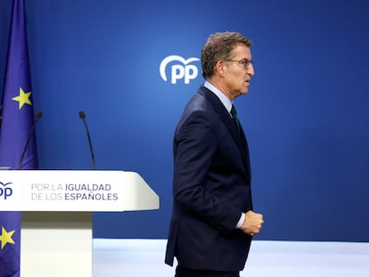 El líder del PP, Alberto Núñez Feijóo, en la sede nacional del partido, en Madrid, este jueves, hace una declaración institucional a los medios tras el pacto de PSOE y Junts para la investidura.