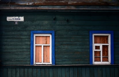 Vista de una placa con el nombre de Lenin en la pared de una casa en el pueblo de Vetka (Bielorrusia).