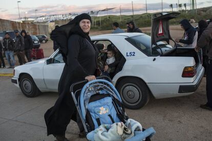 Una mujer acompaña a sus familiares al taxi que les llevará al puerto donde cogerán el barco rumbo a la Península. Muchos sirios confían su suerte a que la saturación del CETI obligue a nuevos traslados y les lleve más pronto que tarde a la Península en condición de inmigrantes irregulares. Tal es su convencimiento de que el sistema no funciona, que en 2012 se produjeron sólo dos solicitudes de asilo de personas sirias en Melilla y en el 2013 un total de 15, según CEAR