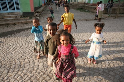 Niños etíopes jugando en las calles de la ciudad nueva de Axum.