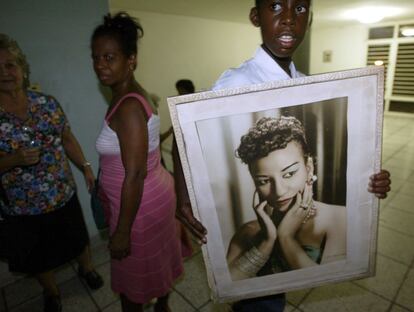 Un chico porta un cuadro de la diva en La Habana. La artista falleció el 16 de julio de 2003 en Nueva Jersey, víctima de un tumor cerebral. Tenía 78 años.