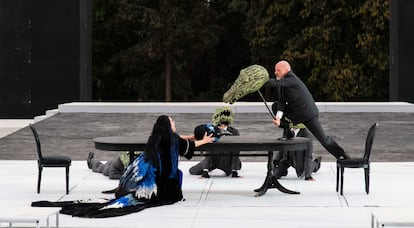 Laura Marinoni y Roberto Latini, en un momento del estreno de 'Medea' en el teatro griego de Siracusa.