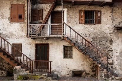 Fachada de una antigua casa en el pueblo de Mezzano, en Trentino.