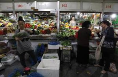 Residentes compran vegetales en un mercado de Pekín (China). EFE/Archivo