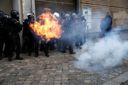 Policas franceses durante la manifestacin del sbado en Pars contra la ley de seguridad.