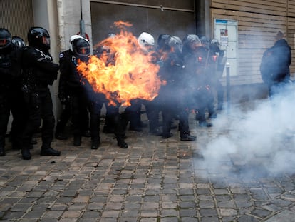 Policiais franceses durante a manifestação deste sábado em Paris contra a lei de segurança.