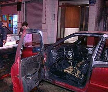 Uno de los vehículos quemados ayer en el barrio de Patraix de Valencia.