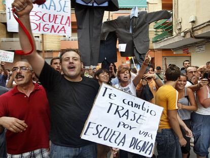 El presidente valenciano evita asistir a un acto por temor a las protestas