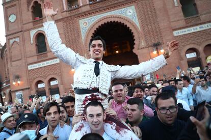 El diestro Ángel Tellez sale a hombros al término de la corrida de la Feria de San Isidro celebrada este viernes en la Plaza de Toros de Las Ventas, en Madrid. EFE/ Miguel Osés
