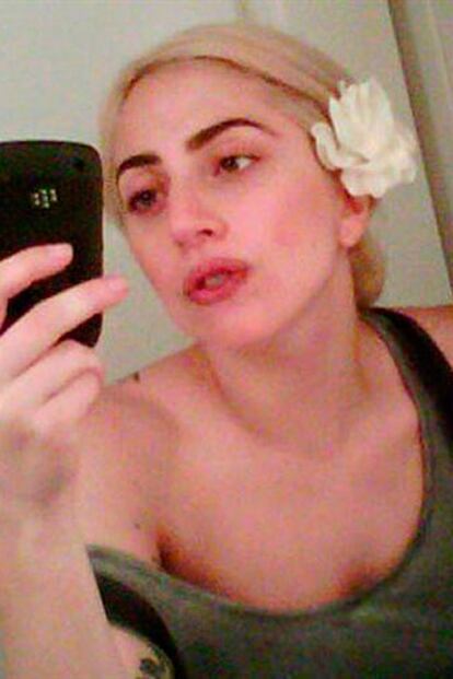 A Lady Gaga le encanta demostrar lo humana que es dentro de su divinidad, y lo hace a menudo en Twitter posando sin maquillaje. La verdad es que está completamente irreconocible.