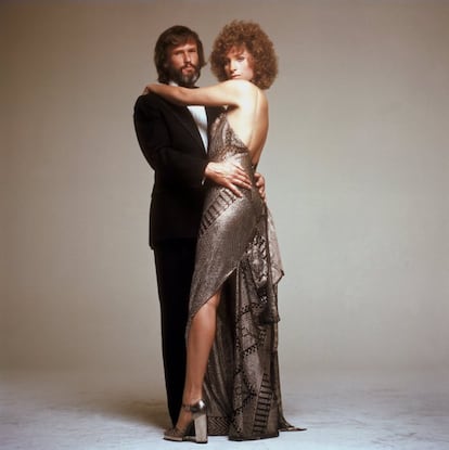 Kris Kristofferson y Barbra Streisand, que luce un vestido que ella misma diseñó para la película 'Ha nacido una estrella', cinta de la que también era productora.