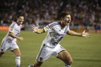 "Sinto-me orgulhoso de ter jogado junto a grandes nomes do futebol e ter sido treinado por técnicos excepcionais durante meu tempo em Anfield, e tenho gratidão por cada um deles", contou. Na imagem, Steven Gerrard, jogador de Los Angeles Galaxy, celebra seu primeiro gol contra o San Jose Earthquakes, em Carson (Califórnia), no dia 17 de julho de 2015.