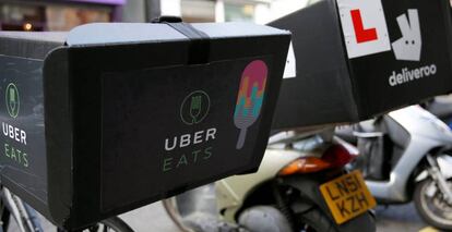 Bici de UberEats y moto de Deliveroo, en Londres.