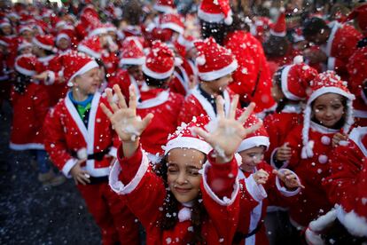 Niños disfrazados de Santa Claus participan en un desfile para recaudar alimentos en Lisboa (Portugal), el 12 de diciembre de 2016.