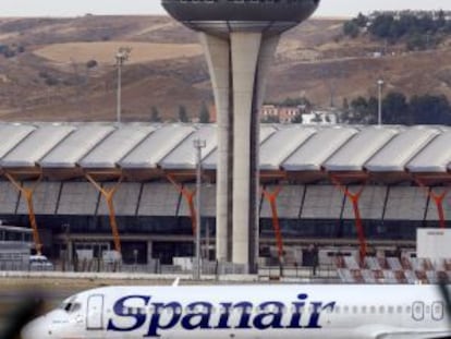 Aeronave de Spanair ante la torre de control del aeropuerto al día siguiente del accidente.