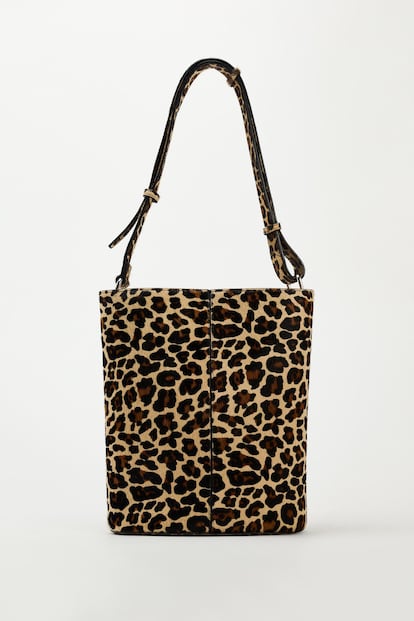 En Zara encontrarás la faceta más salvaje del bolso bucket gracias a su modelo de pelo con estampado de leopardo. Una apuesta de estilo segura con la que no pasar desapercibida. (169 euros).