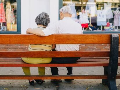 Una pareja en un banco.