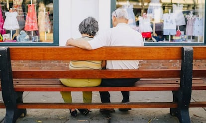 Una pareja, en un banco.