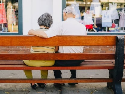 Una pareja, en un banco.