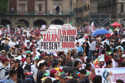 La concentración en el Zócalo capitalino se entiende como un acontecimiento político con miras a los futuros comicios de 2023 y 2024, donde se convoca a la sucesión del presidente. En la imagen, seguidores de López Obrador levantan carteles con frases en apoyo al mandatario. 