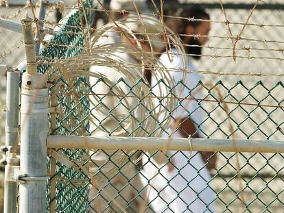 Un detenido de Guant&aacute;namo es trasladado de la base (imagen de archivo)