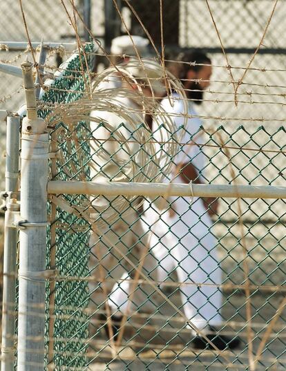 Un detenido de Guant&aacute;namo es trasladado de la base (imagen de archivo)
