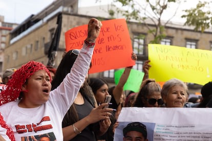 Los familiares gritan consignas durante la protesta. 