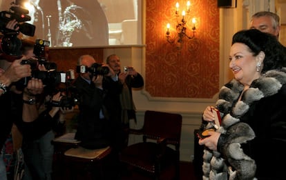 La soprano Montserrat Caballé mostra la Medalla d'Or del Liceu, al Saló dels Miralls, pels seus 50 anys de carrera artística el 2010.