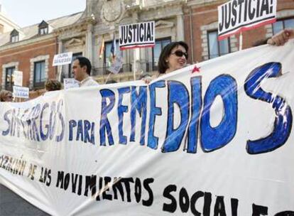 Asistentes a la manifestación convocada por varios colectivos a favor de Remedios García Albert.